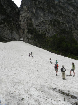Ragazzi sul nevaio in Val Canali, verso l’inizio del Boal (38462 bytes)